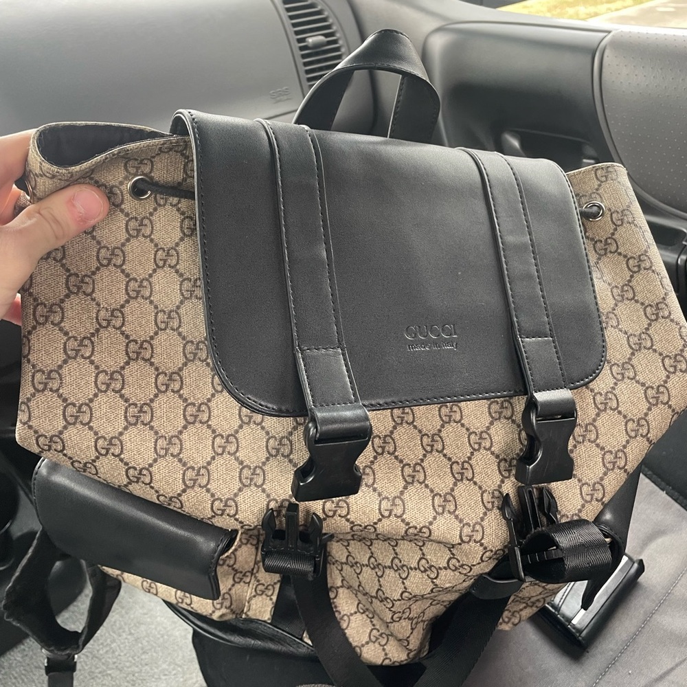 Gucci bag barely used. Worth 2500. Letting go for 2000 - Picture 3 of 4